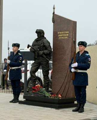 На Богородском кладбище в Рязани открыли скульптуру «Знамя и честь»
