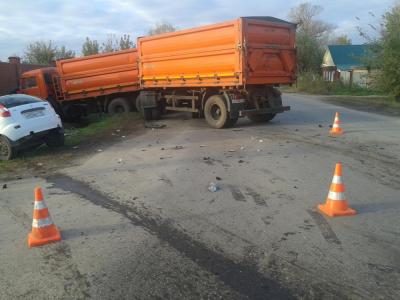 В Рязанской области автоледи на «Калине» влетела в КамАЗ