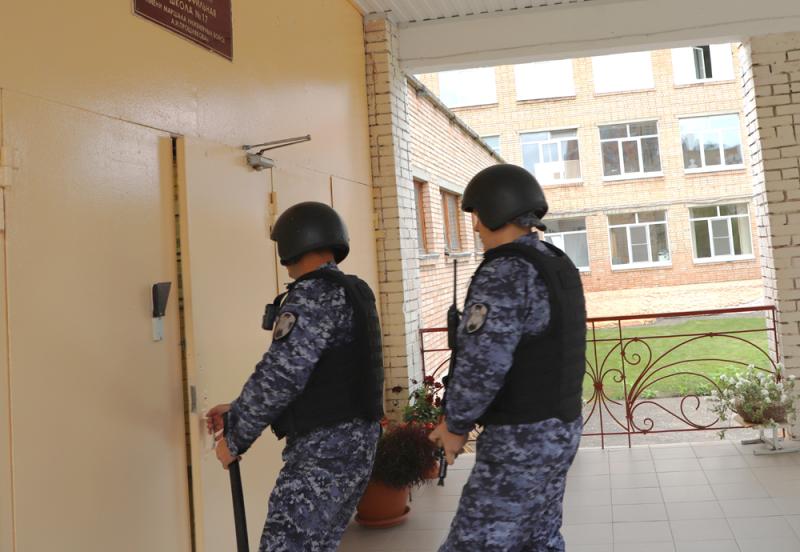 Рязанские росгвардейцы проверяют готовность школ к новому учебному году