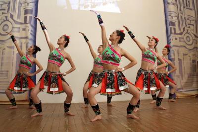 Китайские певцы и танцоры показали в Рязани красочную программу