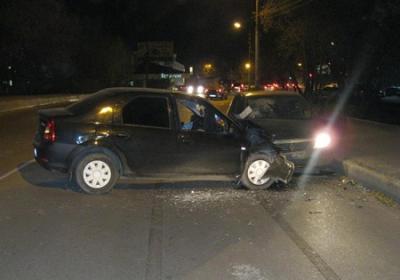 На улице Каширина Рязани столкнулись два Renault одной модели 