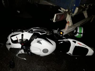 На улице Московской в Рязани мотоциклист врезался в припаркованный грузовик