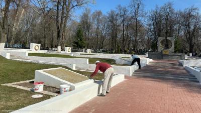 В Рязани приводят в порядок после зимы мемориальные комплексы и кладбища