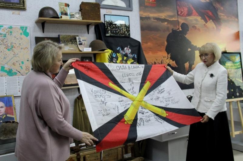 Татьяна Панфилова передала добытые в зоне СВО трофеи в зал-музей «Память»