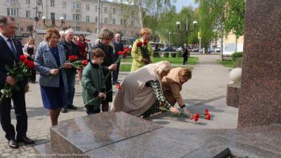 К памятнику Надежды Чумаковой в Рязани возложили цветы