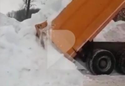 Пруд в посёлке Соколовка заваливают снегом с реагентами