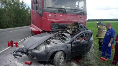 Четыре человека погибли в столкновении легковушки и грузовика близ Шилово