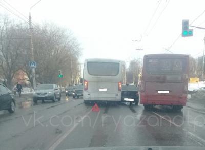 На Касимовском шоссе маршрутка столкнулась с учебным автомобилем