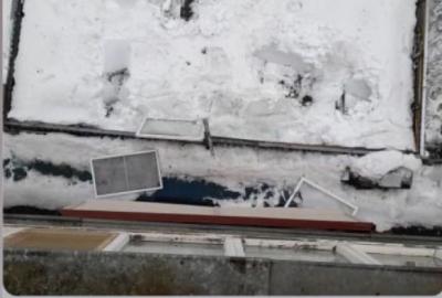 Рязанка ищет свидетелей обрушения окон при очистке наледи с крыши 