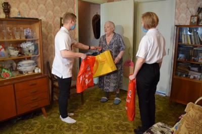Рязанские молодые нефтяники передали подарки ветеранам и труженикам тыла
