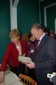 Новогодние праздники губернатор Олег Ковалёв проведёт за чтением книг