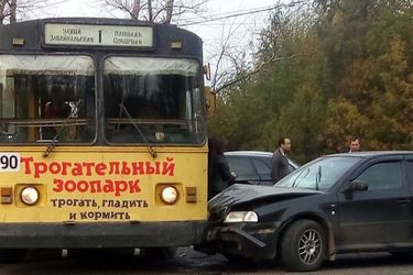 У посёлка Дягилево в Рязани троллейбус протаранили два автомобиля