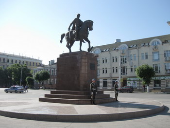 Представители региональной и городской власти возложили цветы к памятнику Олегу Рязанскому