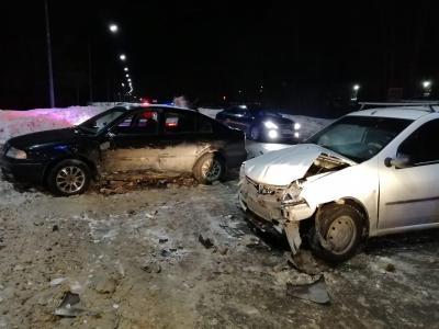 На Ряжском шоссе столкнулись две иномарки, пострадали оба водителя