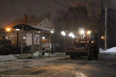 Ночью в Рязани убирали снег на остановках общественного транспорта