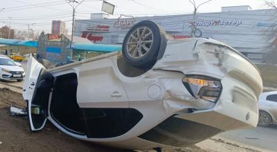 Перевернувшаяся у ТРЦ «Барс на Московском» в Рязани легковушка ранее столкнулась с маршруткой