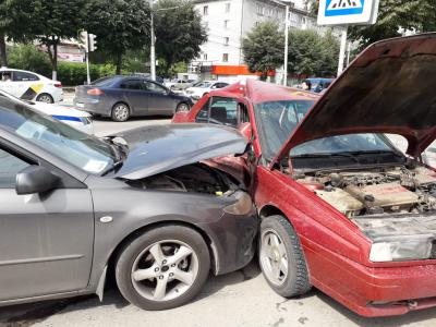 В серьёзном ДТП на улице Дзержинского пострадали два человека