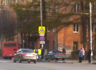 На улице Гагарина коммерческий автобус врезался в дерево