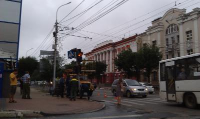 На перекрёстке улиц Ленина и Введенской в Рязани в ДТП пострадал светофор