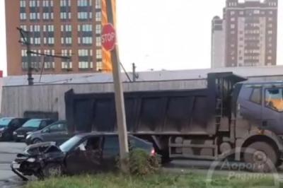 В Рязани на улице 1-й Железнодорожной столкнулись грузовик и легковушка