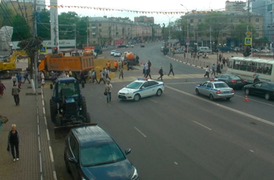 Ремонт асфальтового покрытия на площади Победы продолжается