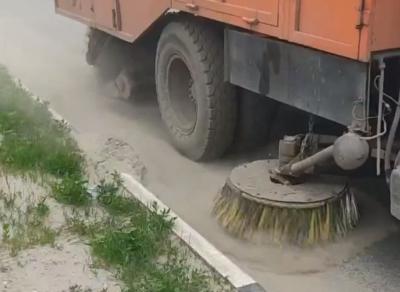 Уборочная техника в Рязани поднимает пыль