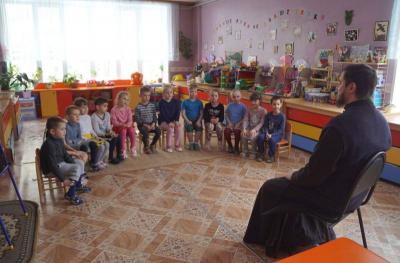 Рязанский священник рассказал дошколятам о сотворении мира