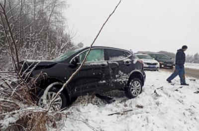 Под Рязанью столкнулись Volkswagen и Nissan, пострадала женщина-водитель