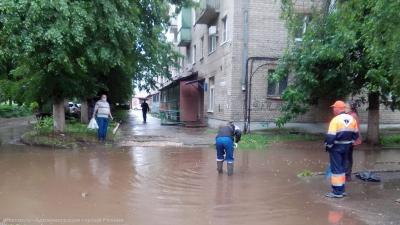 В Рязани прочищают ливневую канализацию