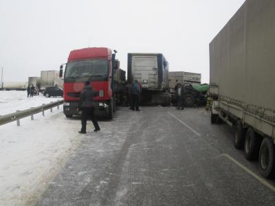 При столкновении грузовиков в Михайловском районе серьёзно пострадал один из водителей