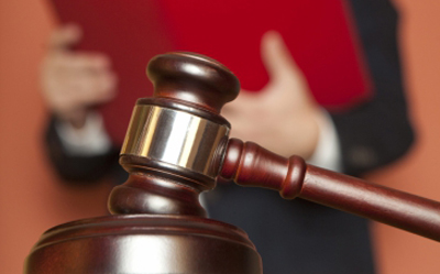 Рязанец разбил стёкла в машине судебных приставов, которые забрали его супругу