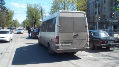 Отвлёкшись на телефонный звонок, пьяный водитель микроавтобуса «догнал» Kia Rio в Рязани