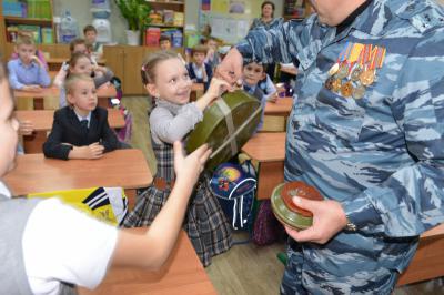 Рязанские школьники прикоснулись к оружию бойцов ОМОН