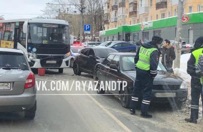 На улице Гагарина в Рязани маршрутка угодила в массовое ДТП