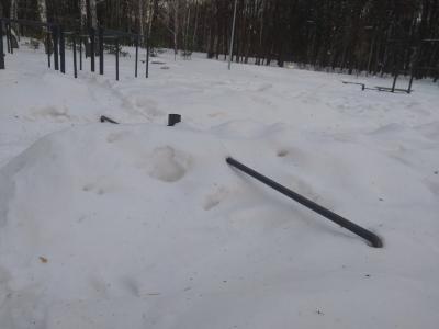 Рязанка опубликовала фотографии утонувшей в снегу спортплощадки в ЦПКиО