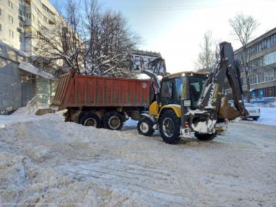 Убирать снег в Рязани помогают строительные компании