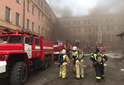Рязанское МЧС показало видео тушения пожара в здании бывшего училища связи