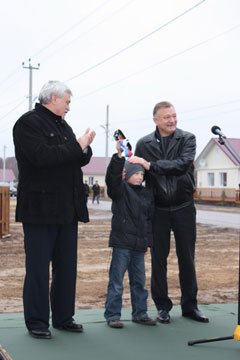 Олег Ковалёв и Георгий Полтавченко поздравили погорельцев Ласковского и Криуши с новосельем