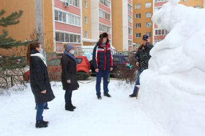 Елена Сорокина оценила снежные фигуры в рязанском дворе