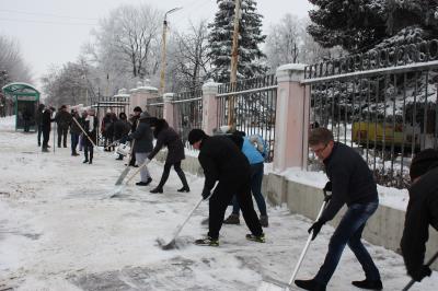 Олег Булеков принял участие в акции по уборке снега с городских улиц