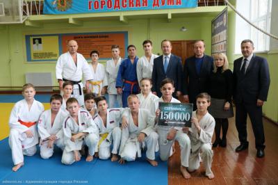 Сергей Карабасов передал спортшколе «Комета» сертификат на 150 тысяч рублей