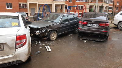 На парковке дома на Михайловском шоссе автомобиль протаранил несколько машин