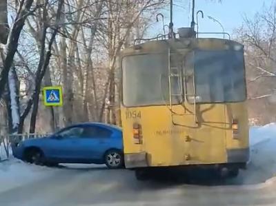 В Рязани троллейбус столкнулся с автомобилем Scoda Rapid