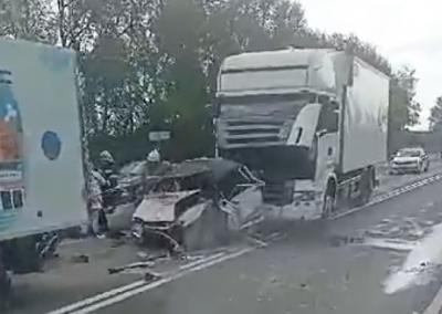 Под Рязанью фура размазала легковушку