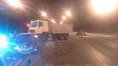 Появились фотографии с места столкновения грузовика и иномарки в Рязани