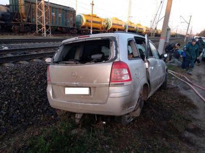 В Рыбном Opel Zafira въехал в опору ЛЭП, пострадали четыре человека