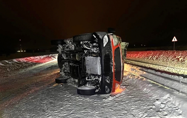 На трассе близ Рыбного в перевернувшийся фургон врезался грузовик