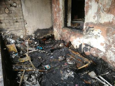 Появились фото сгоревшей квартиры в Рыбном, где пострадала женщина