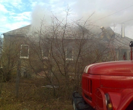 Огонь спалил крышу жилого дома в Спасском районе