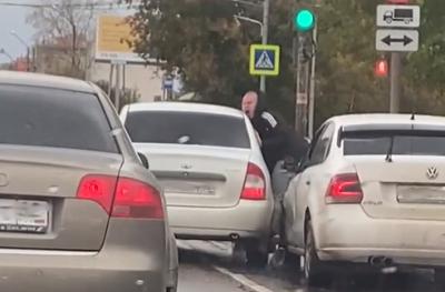 Опубликовано полное видео дорожного инцидента с наездом на водителя в Рязани